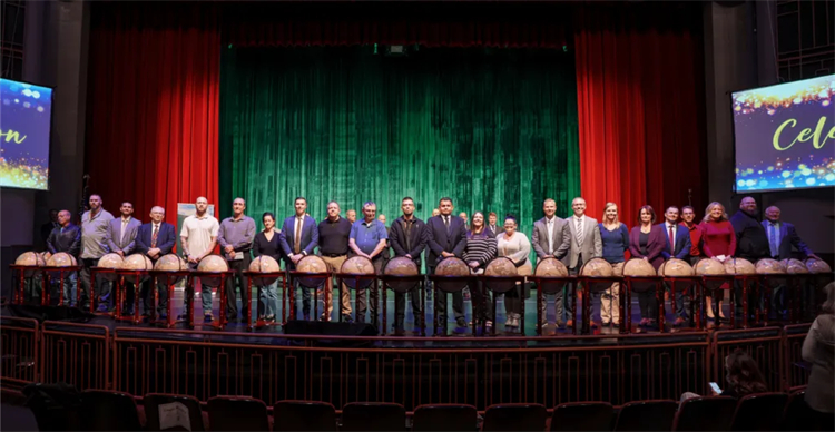 240名美乐家员工分享了超过280万美元的奖金 240名美乐家员工分享了超过280万美元的奖金