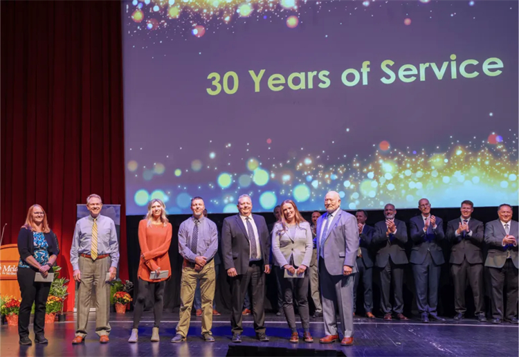 240名美乐家员工分享了超过280万美元的奖金 240名美乐家员工分享了超过280万美元的奖金