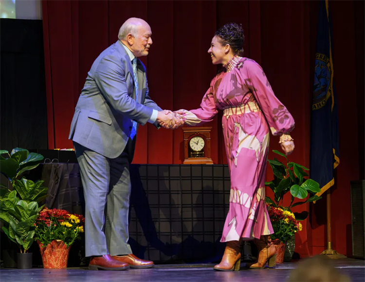 240名美乐家员工分享了超过280万美元的奖金 240名美乐家员工分享了超过280万美元的奖金