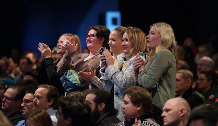 240名美乐家员工分享了超过280万美元的奖金 240名美乐家员工分享了超过280万美元的奖金